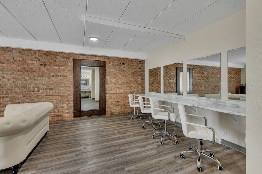 More Photos Of 200 E State 28 Hwy, Morris Hospitality For Sale