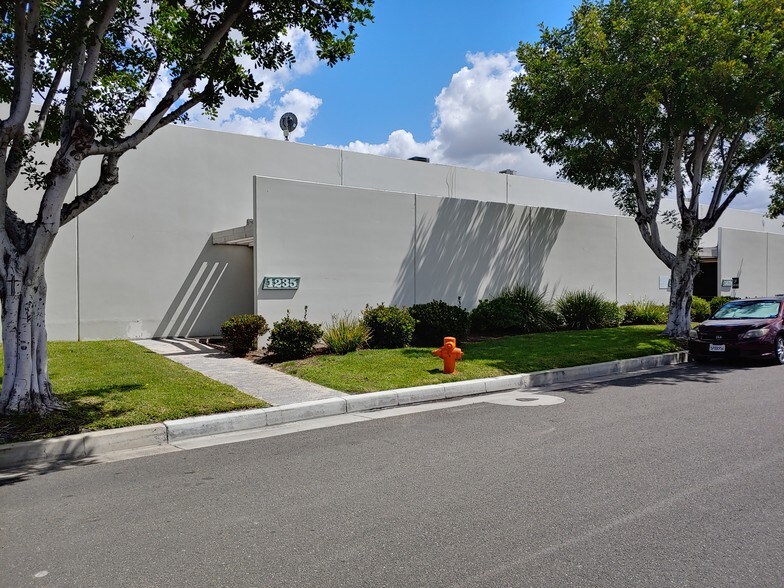 More Photos Of 1307-1347 W Trenton Ave, Orange Warehouse For Lease