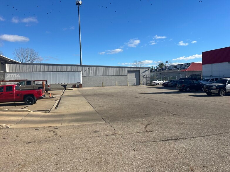 More Photos Of 4001 Pearl Rd, Medina Service For Lease
