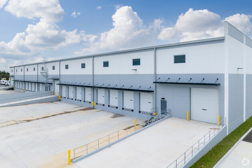 More Photos Of 14520 Global Pky, Fort Myers Warehouse For Lease