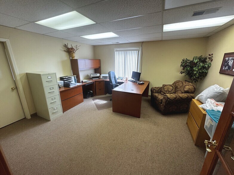 More Photos Of 7445 University Ave, Des Moines Medical For Sale