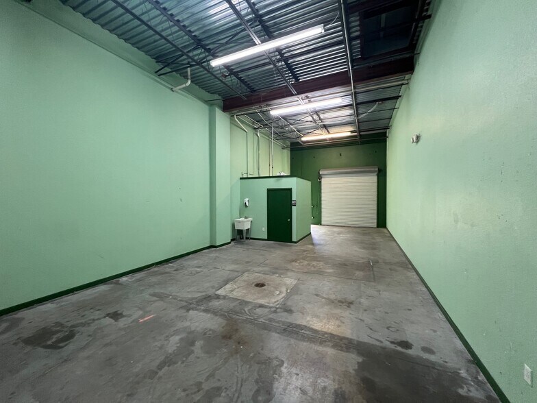 More Photos Of 587 105th Ave N, West Palm Beach Light Distribution For Lease