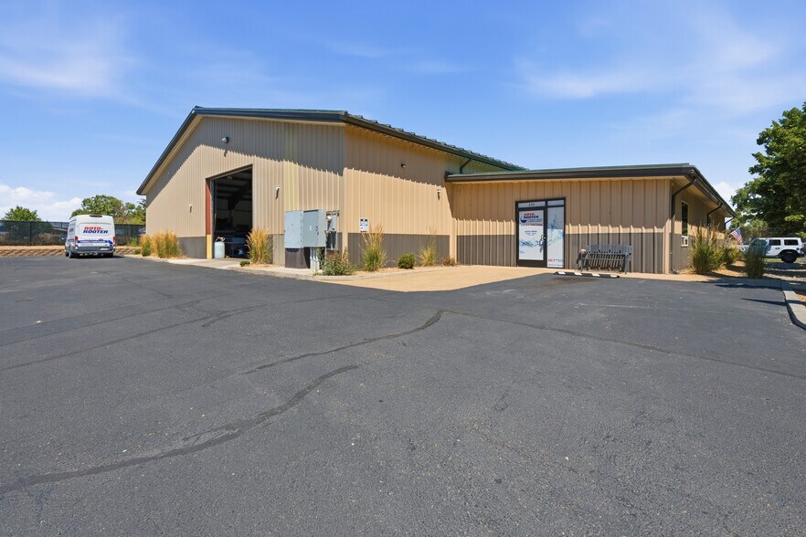 More Photos Of 335 SE Jackson St, Redmond Warehouse For Lease