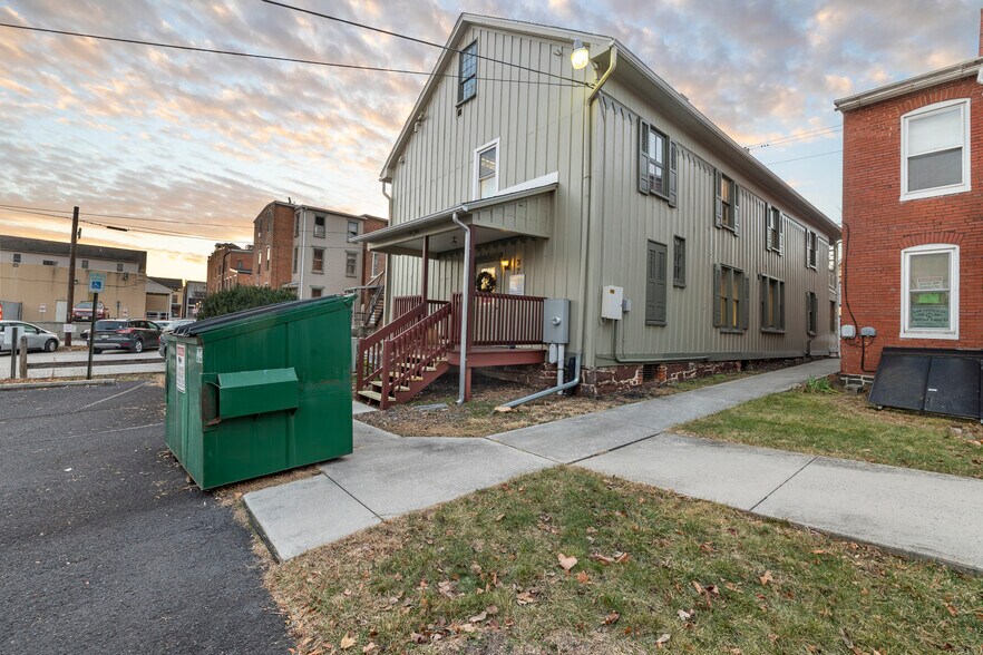 More Photos Of 37 W Middle St, Gettysburg Storefront Retail Residential For Lease