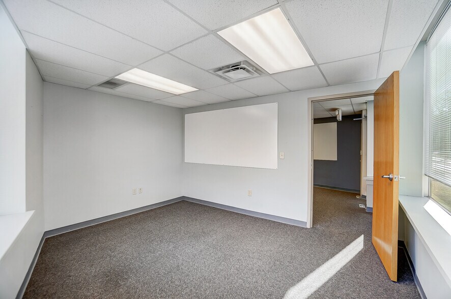 More Photos Of 3925-3927 Brotherton Rd, Cincinnati Office For Sale