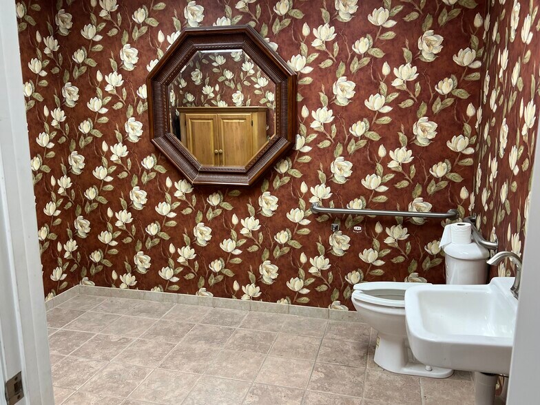 More Photos Of 1504 Fording Island Rd, Bluffton Freestanding For Lease