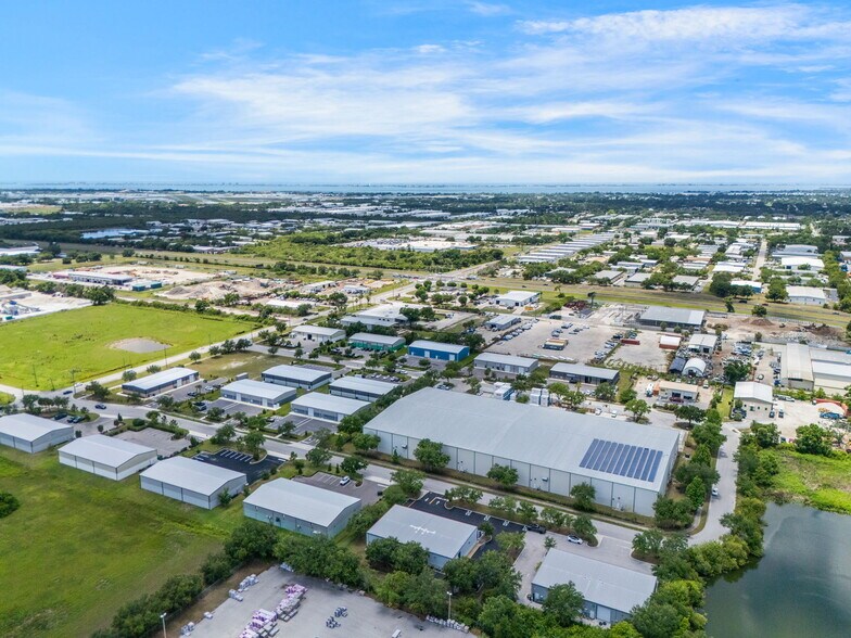 More Photos Of 6834 28th Street Cir E, Sarasota Warehouse For Lease