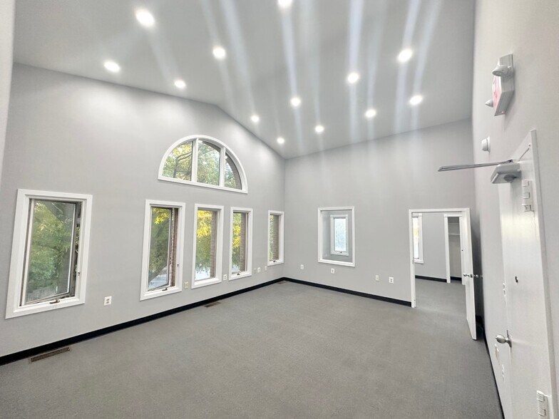 More Photos Of 9300-9306 Old Keene Mill Rd, Burke Loft Creative Space For Lease