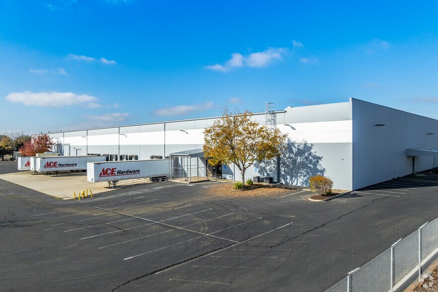 More Photos Of 1401 Aviation Blvd, Lincoln Distribution For Lease