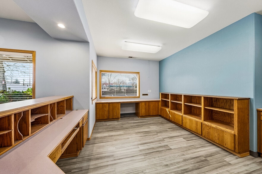 More Photos Of 925 Town Centre Dr, Medford Medical For Lease