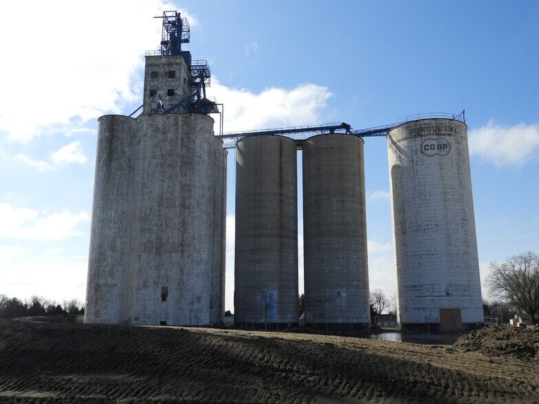 More Photos Of 101 Lincoln St NE, Bondurant Industrial For Lease