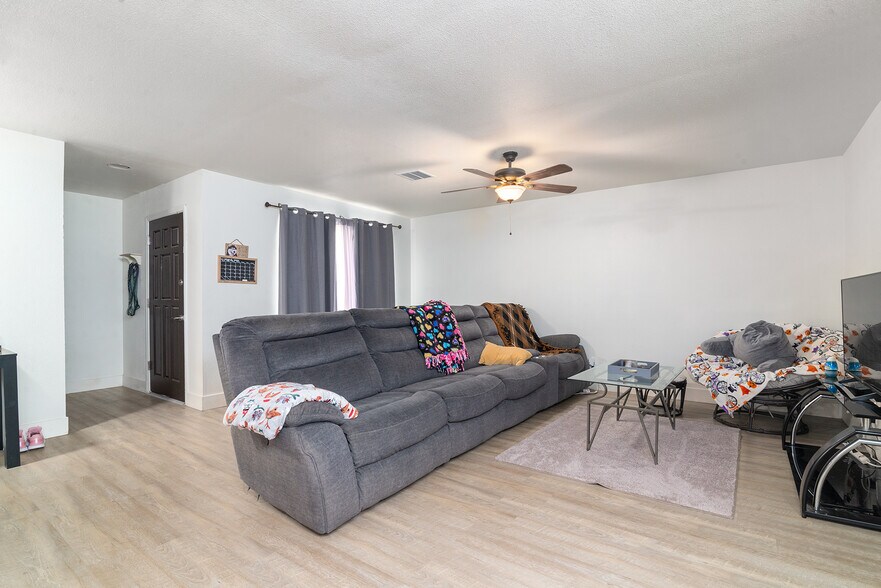 More Photos Of 528 W La Jolla Dr, Tempe Apartments For Sale