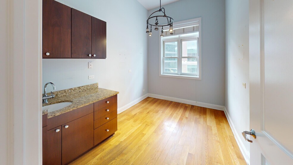 More Photos Of 1009 W Fulton Market, Chicago Storefront Retail Office For Sale