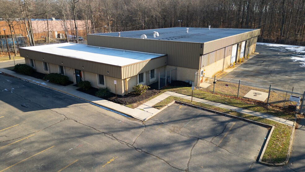 More Photos Of 111 Connecticut Dr, Burlington Warehouse For Lease