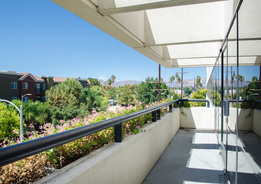 More Photos Of 6800 Owensmouth Ave, Woodland Hills Office For Lease