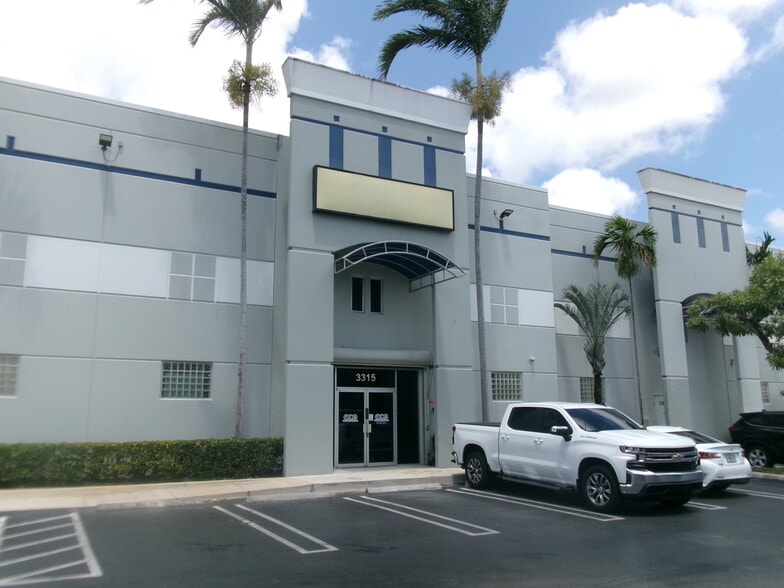 More Photos Of 3303-3383 NW 167th St, Miami Gardens Showroom For Lease