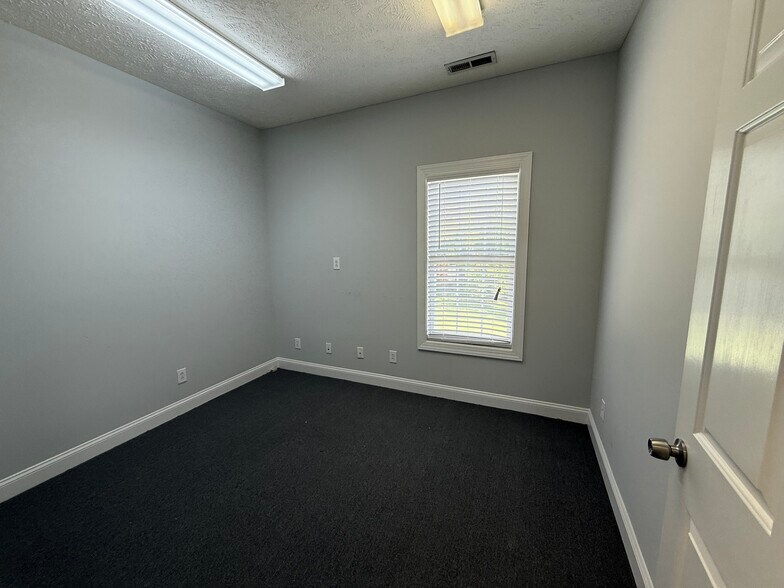 More Photos Of 2936 Breezewood Ave, Fayetteville Office For Lease
