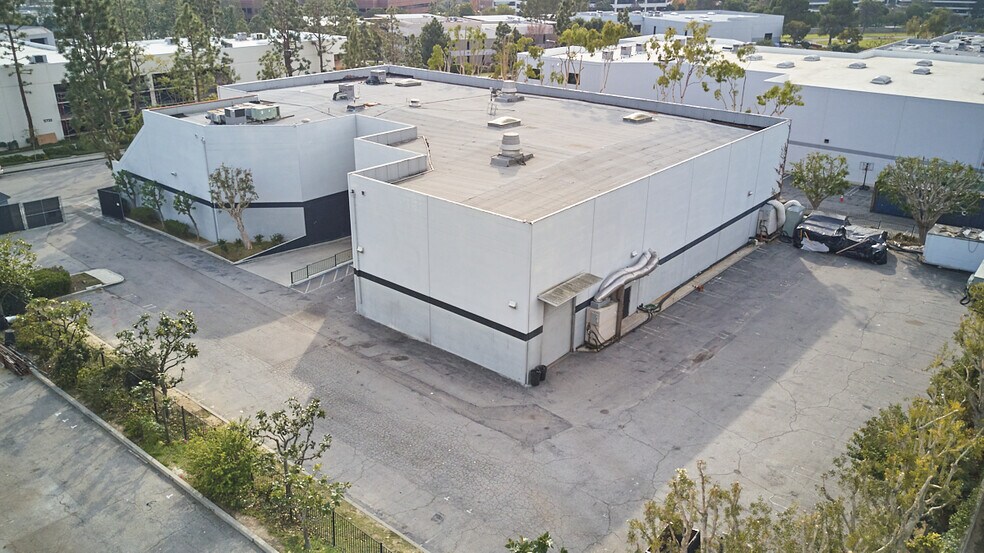 More Photos Of 5721 Buckingham Pky, Culver City Warehouse For Lease