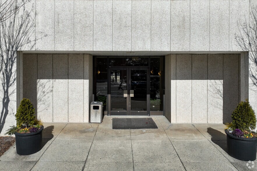 More Photos Of 3608 W Friendly Ave, Greensboro Office For Sale