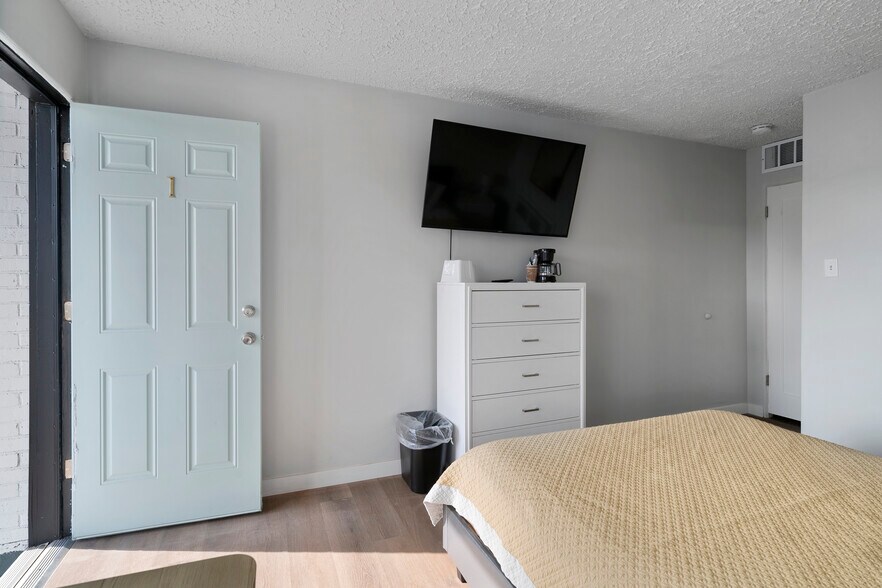 More Photos Of 1411 9th St, Rock Springs Hotel For Sale