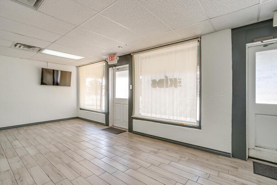 More Photos Of 1434 N Main St, Fort Worth Storefront Retail Office For Lease