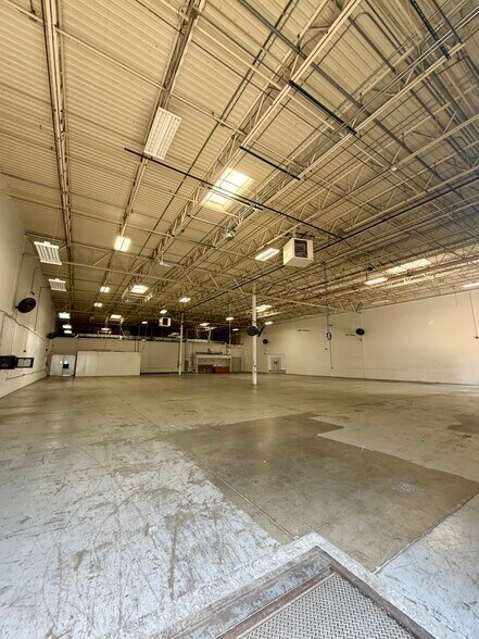 More Photos Of 2252-2300 Westbrooke Dr, Columbus Warehouse For Lease