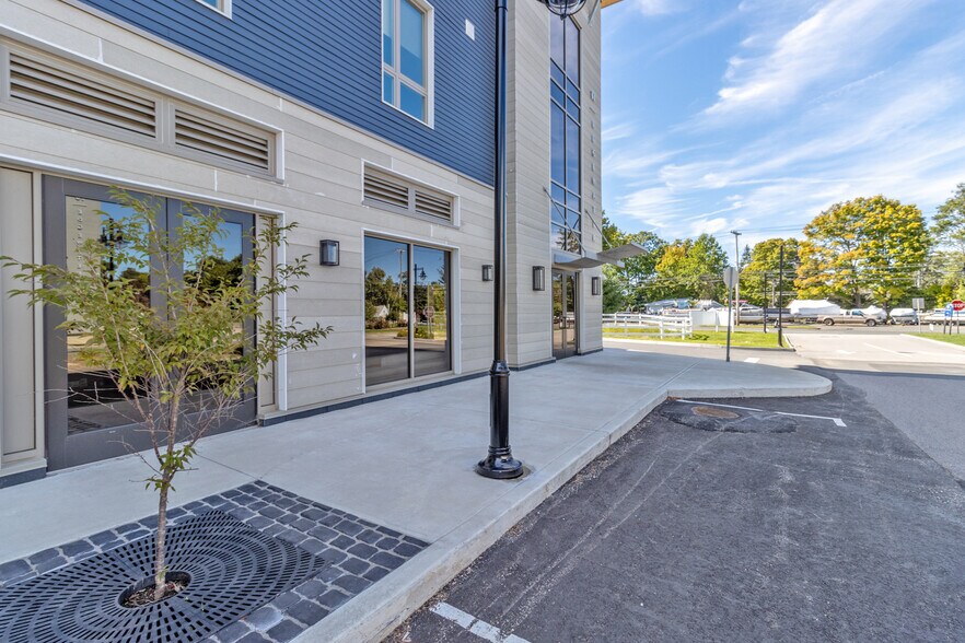 More Photos Of 11 Edgewater Cir, East Hampton Office For Lease