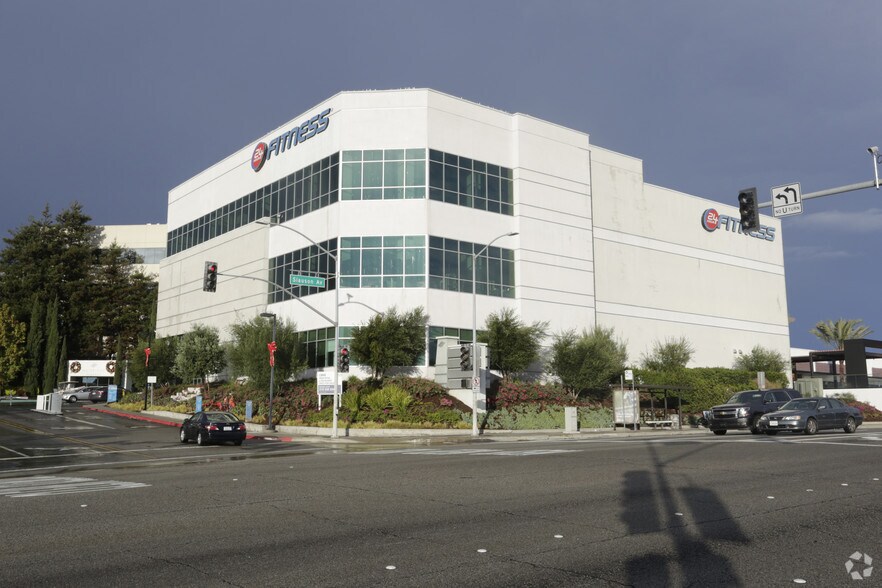 More Photos Of 5045 W Slauson Rd, Los Angeles Health Club For Lease