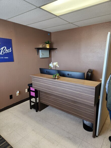 More Photos Of 115 Montoya Rd, El Paso Flex For Lease