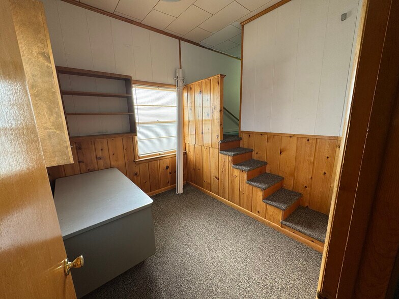 More Photos Of 402 S 7th St E, Riverton Flex For Sale