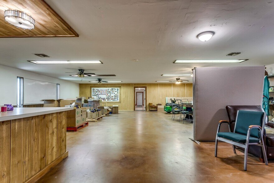 More Photos Of 220 W Lipan Dr, Lipan Religious Facility For Sale