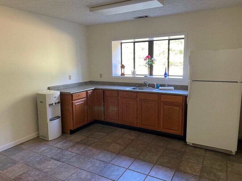 More Photos Of 300 Delano Dr, Manchester Warehouse For Sale