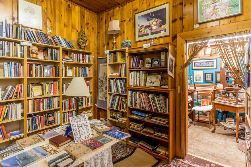 More Photos Of 802 Washington St, Port Townsend General Retail For Sale