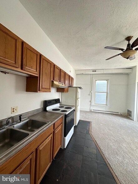 More Photos Of 121-125 N Main St, Woodstock Storefront Retail Residential For Sale