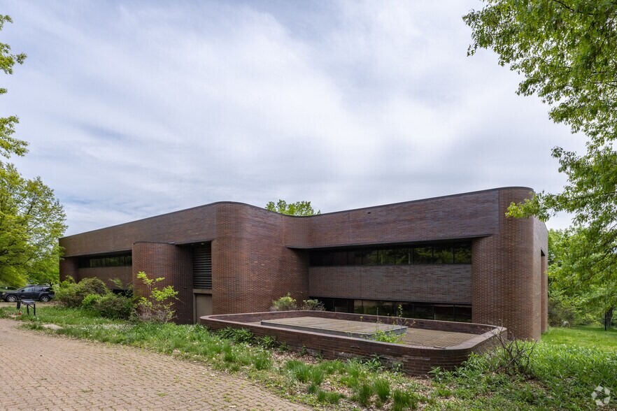 More Photos Of 200 Parkwest Dr, Pittsburgh Warehouse For Sale