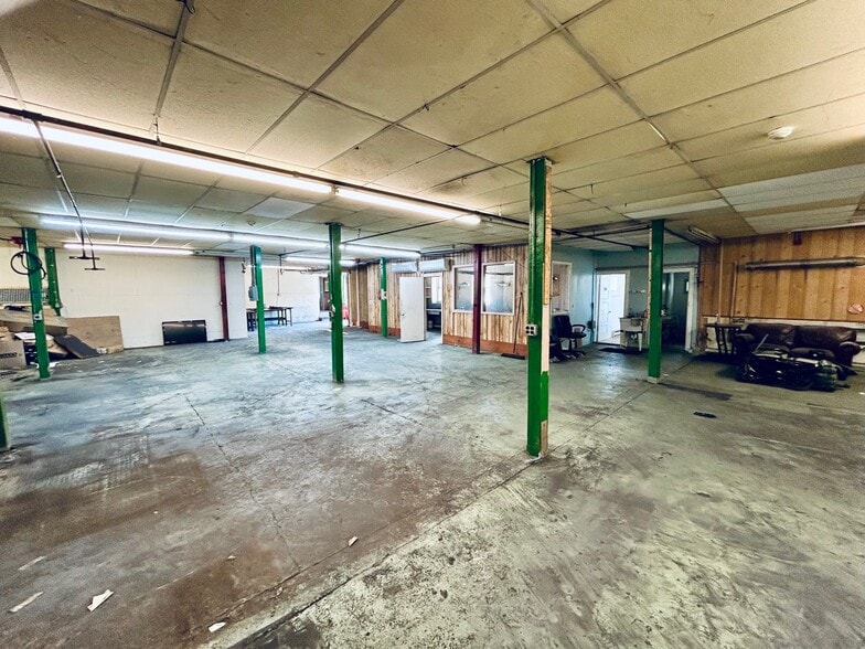 More Photos Of 1049 Tiogue Ave, Coventry Showroom For Lease