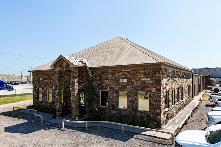 More Photos Of 11900 Hirsch Rd, Houston Warehouse For Lease