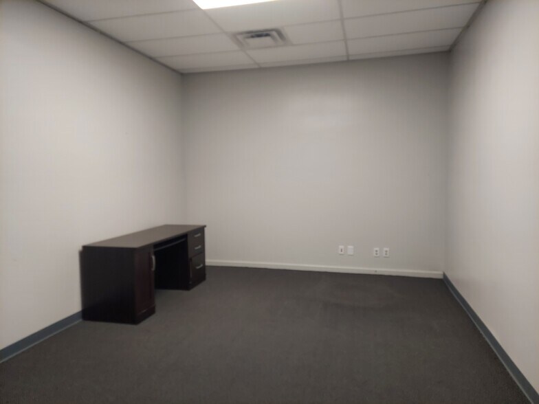 More Photos Of 207 N Brewer St, Paris Storefront Retail Office For Lease