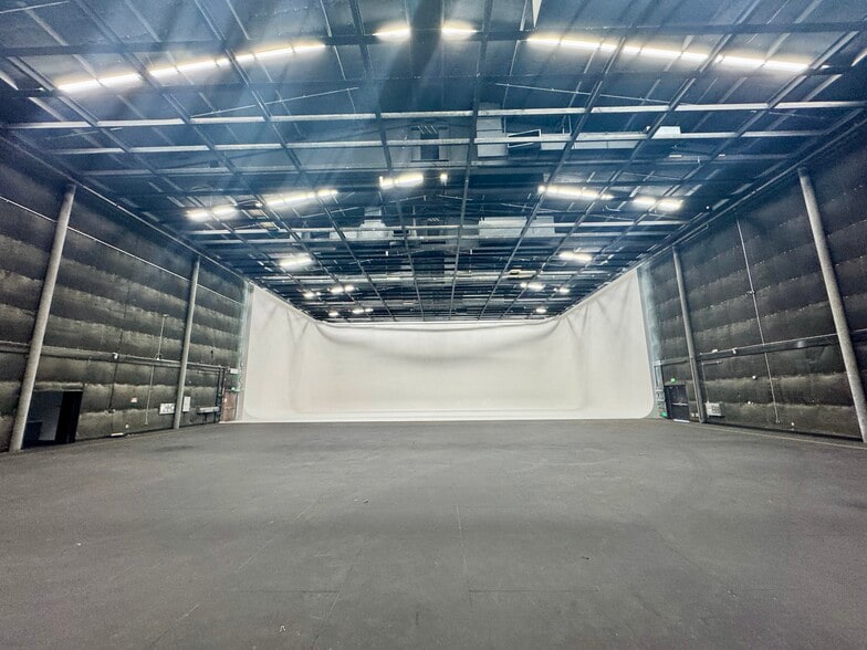 More Photos Of 13951 Saticoy St, Panorama City Movie Radio TVStudio For Lease
