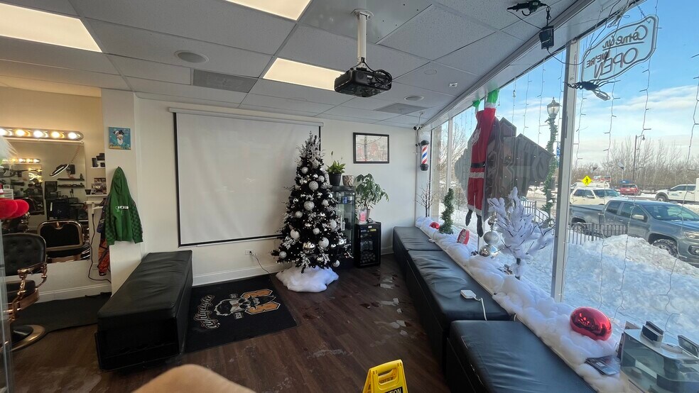 More Photos Of 417 Railroad Ave, Round Lake Freestanding For Lease