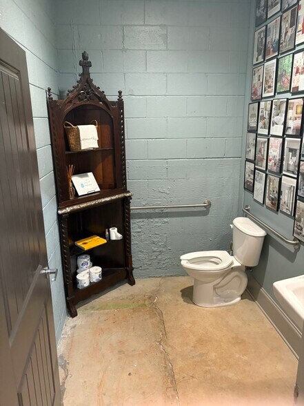More Photos Of 2407 Memorial Pky SW, Huntsville Freestanding For Lease