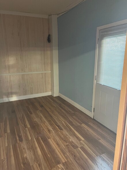 More Photos Of 204-206 E 3rd St, Brookston Showroom For Lease