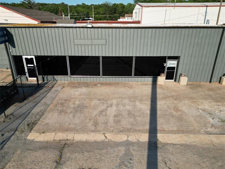 More Photos Of 214 N Highway 18, Chandler General Retail For Sale