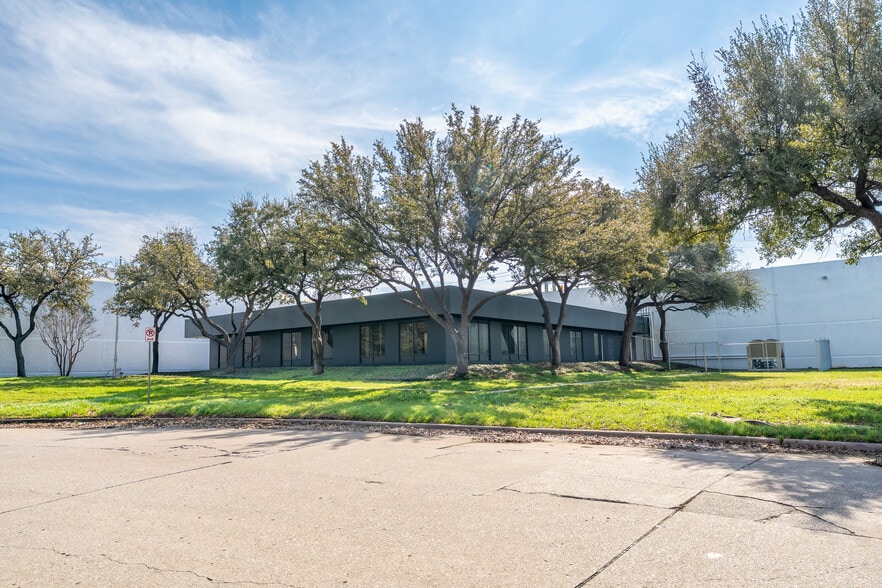 More Photos Of 4404 S Beltwood Pky, Dallas Warehouse For Lease