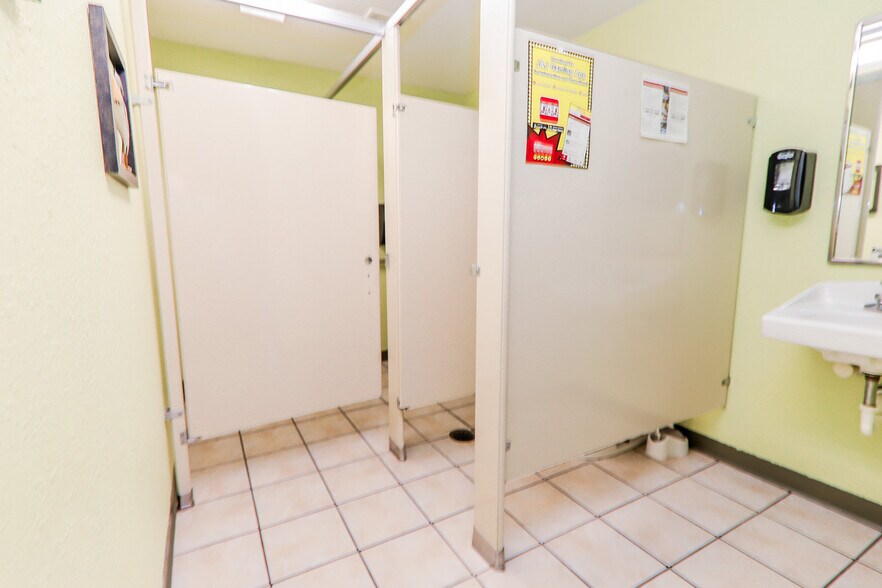 More Photos Of 101 E Main St, Saint Jacob General Retail For Sale