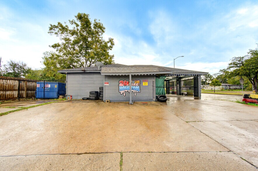 More Photos Of 5302 Bataan Rd, Houston Freestanding For Sale