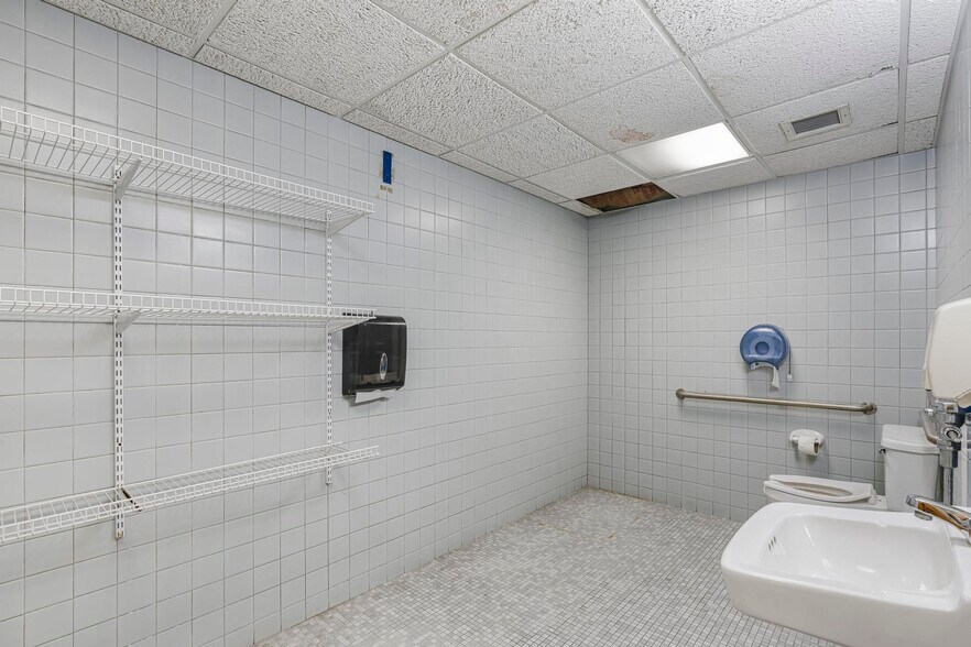 More Photos Of 1750 NE 8th St, Homestead Bank For Lease