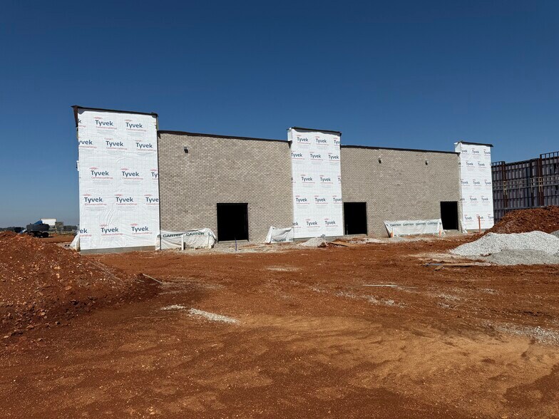 More Photos Of 750 Lovers Ln, Bowling Green General Retail For Lease