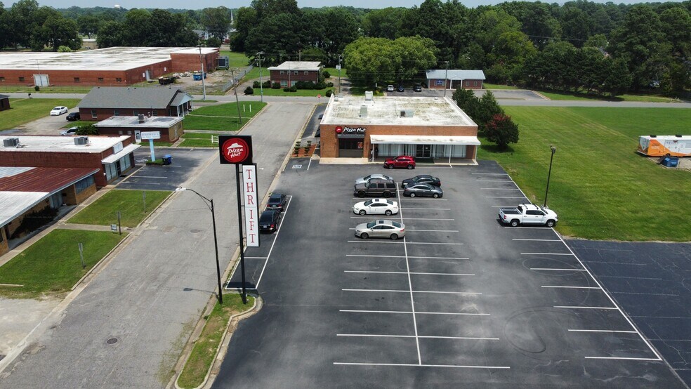 More Photos Of 405 Peacock St, Ahoskie Storefront For Lease