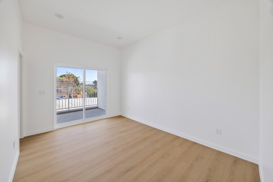 More Photos Of 10905 Dalerose Ave, Inglewood Multifamily For Sale